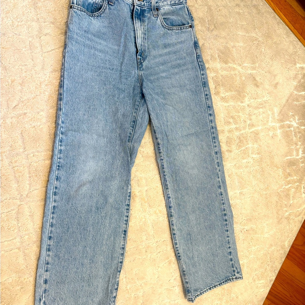 Levi’s High-Waisted Distressed Blue Jeans 👖